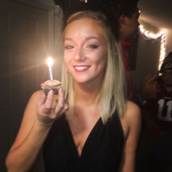 Meet your Posher, Courtney - Picture 1 of 1